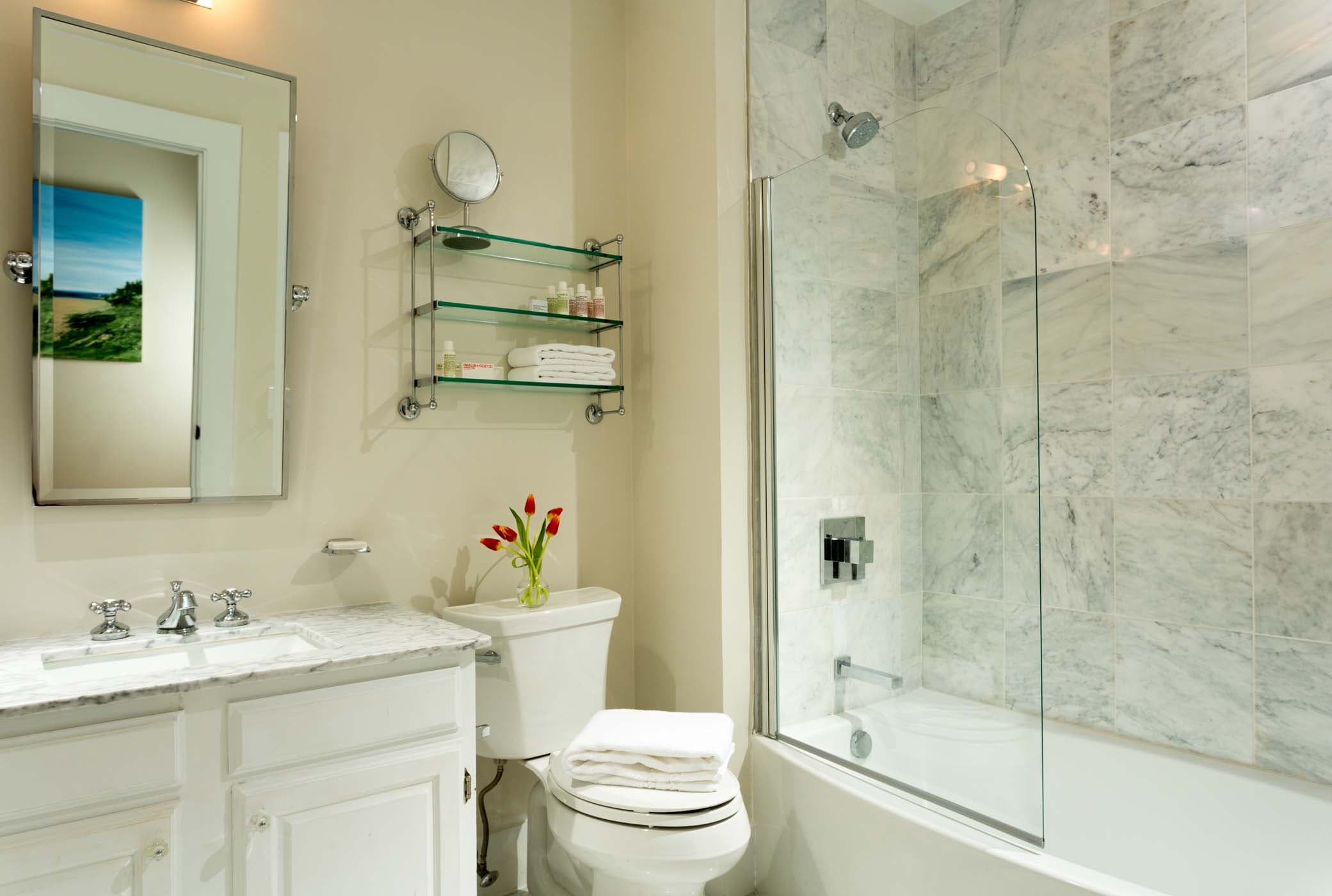 A spacious room 17 bathroom with a bouquet of flowers at Chatham Inn