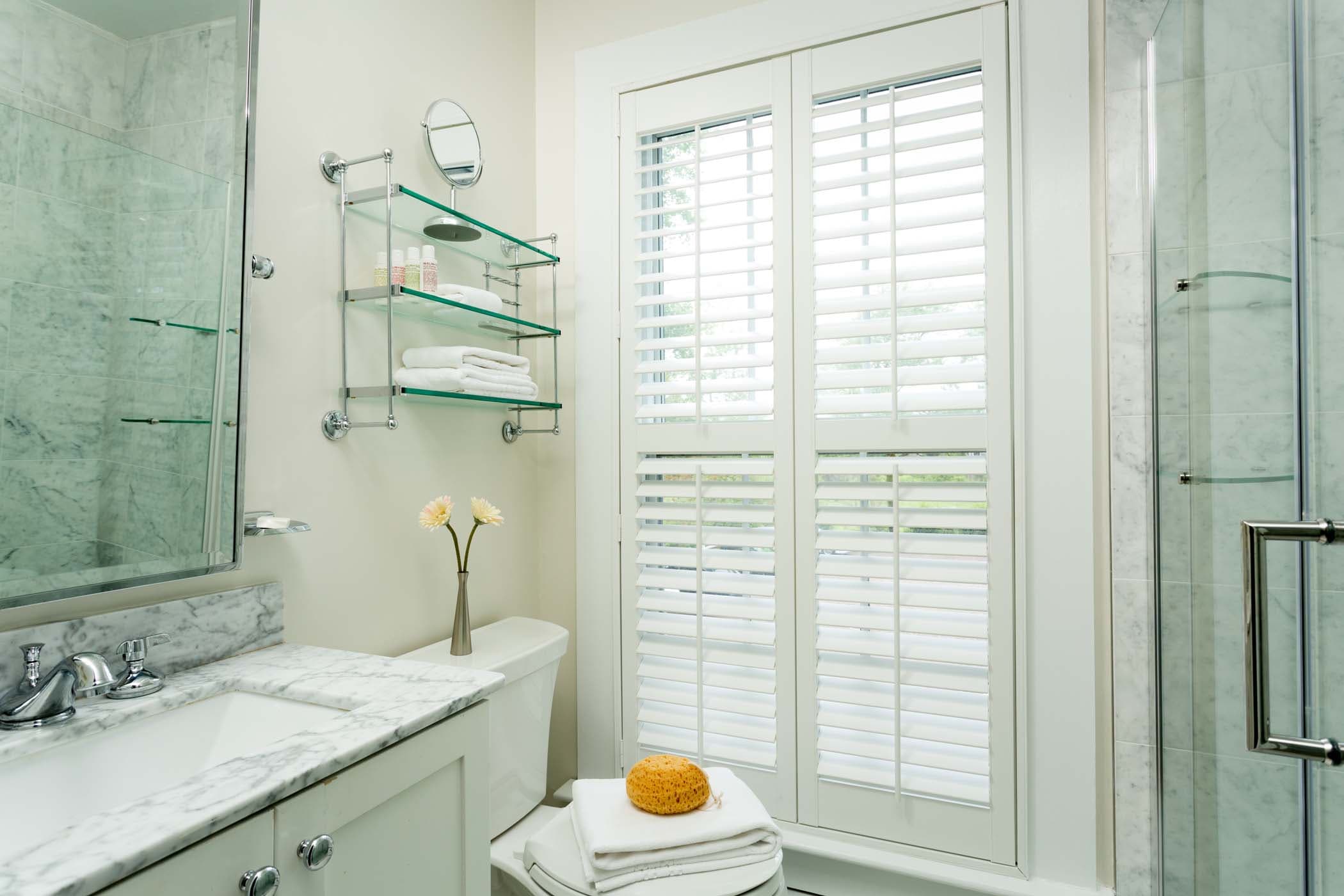 A spacious room 5 bathroom with yellow daisies at Chatham Inn