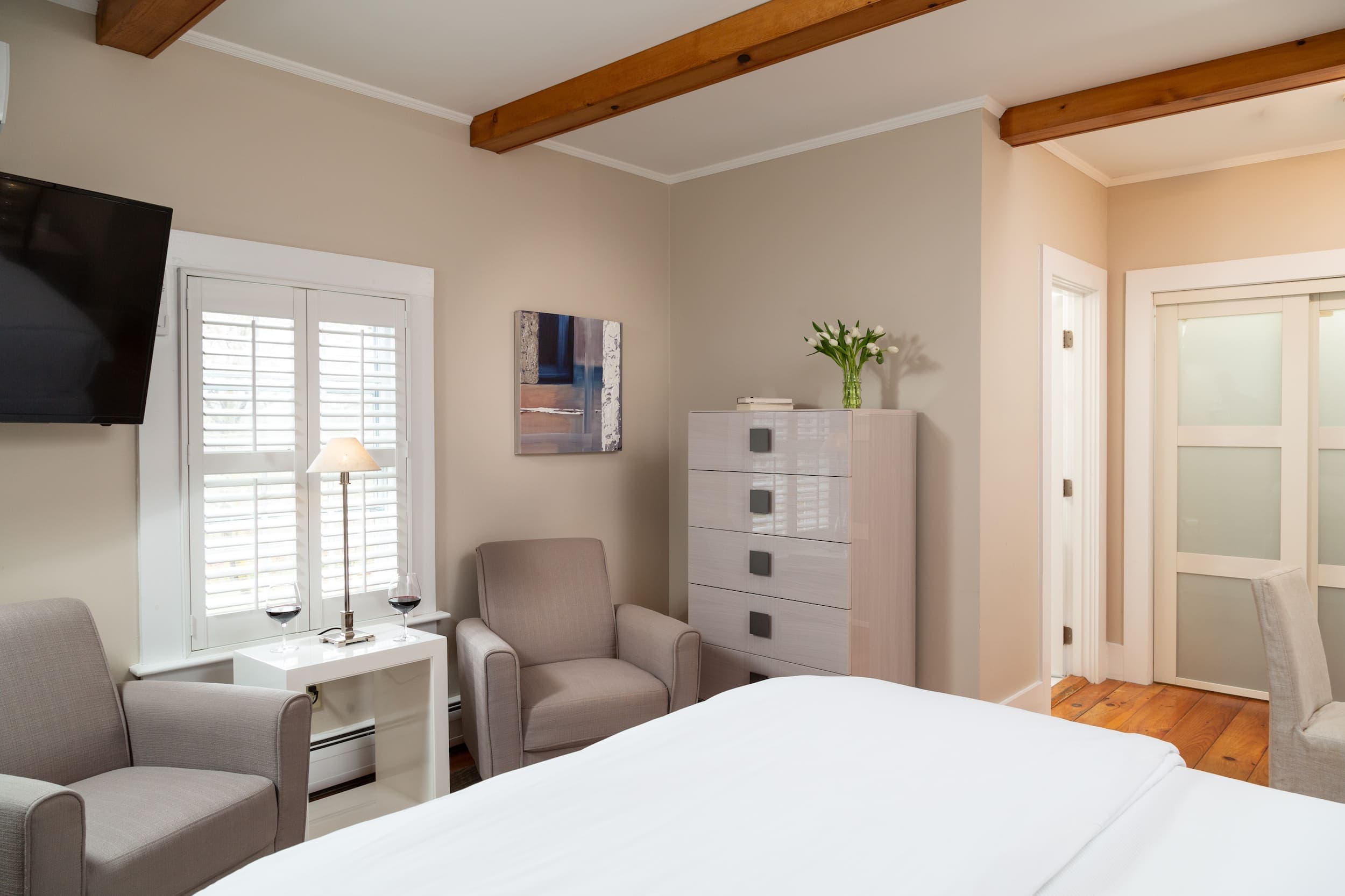 Chatham Inn Rooms 10 with exposed wood beams, a lounge area and a large bright window